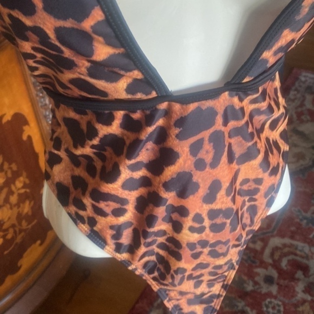 G string bathing suit , leopard 🐆 print sizeL, Kylie Jenner bathing suit - Picture 4 of 8